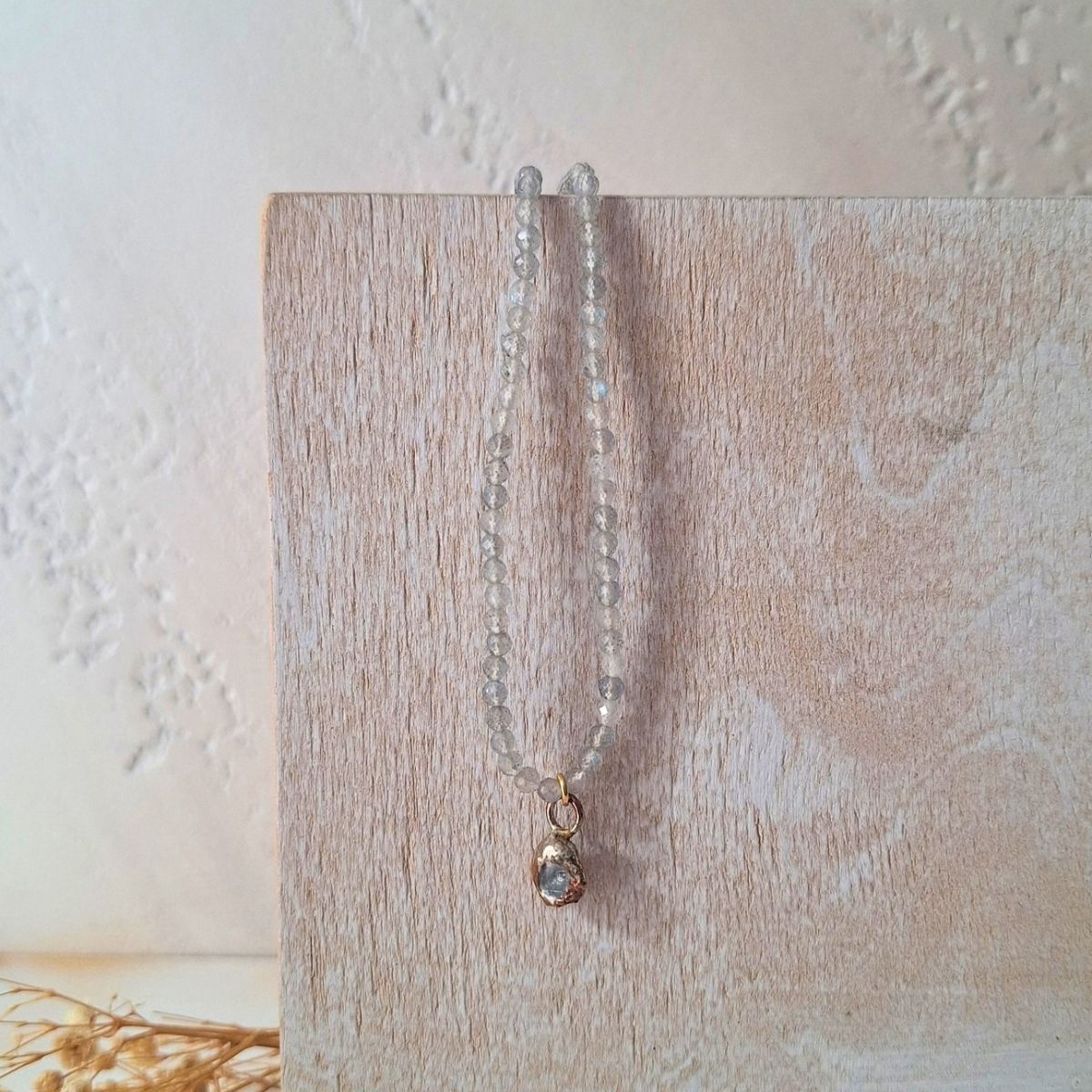 Collana girocollo con labradorite naturale, ciondolo in ottone fatto a mano - immagine 4
