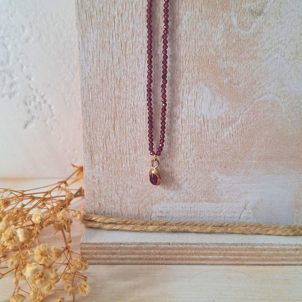 Collana girocollo con granato naturale, ciondolo in ottone fatto a mano - immagine 3