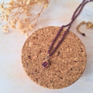 Collana girocollo con granato naturale, ciondolo in ottone fatto a mano