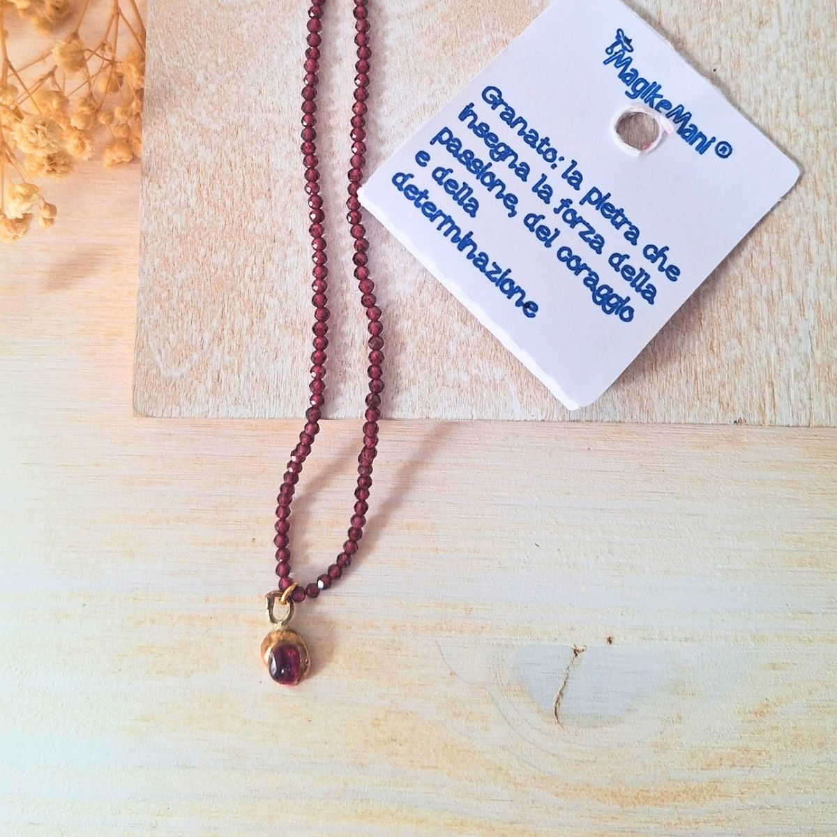 Collana girocollo con granato naturale, ciondolo in ottone fatto a mano - immagine 2