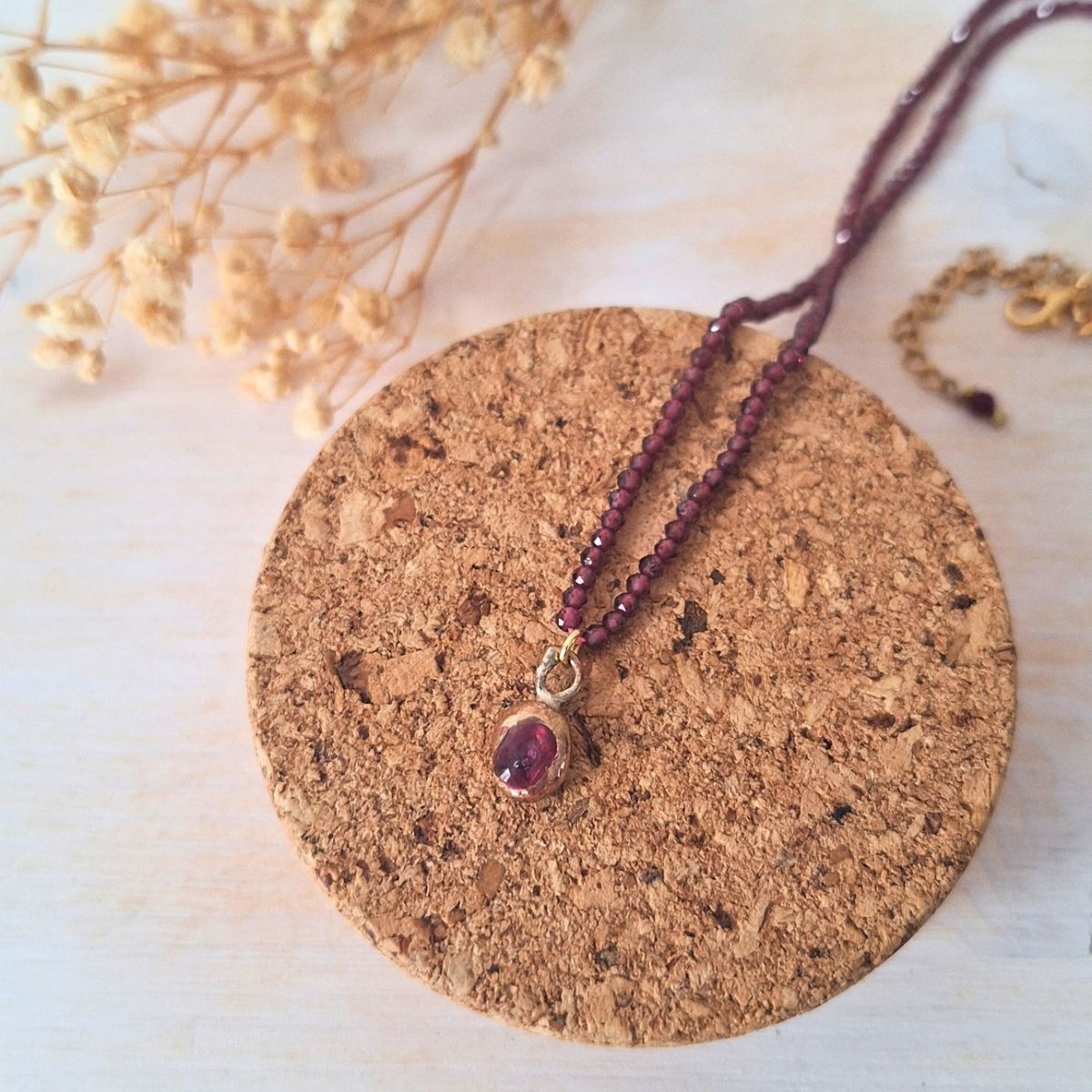 Collana girocollo con granato naturale, ciondolo in ottone fatto a mano
