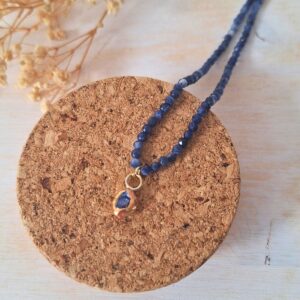 Collana girocollo con sodalite naturale, ciondolo in ottone fatto a mano