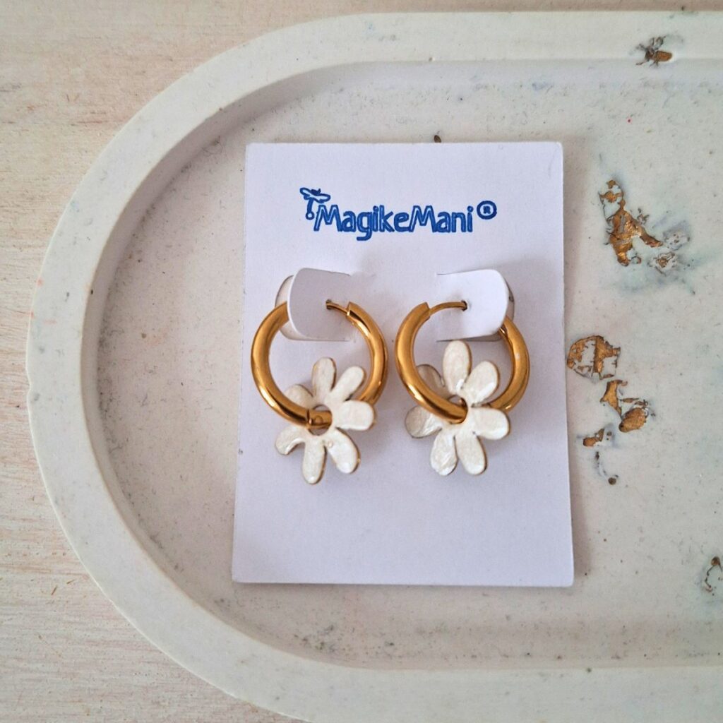 Orecchini semplici a cerchio con fiore, perfetti per spose e damigelle