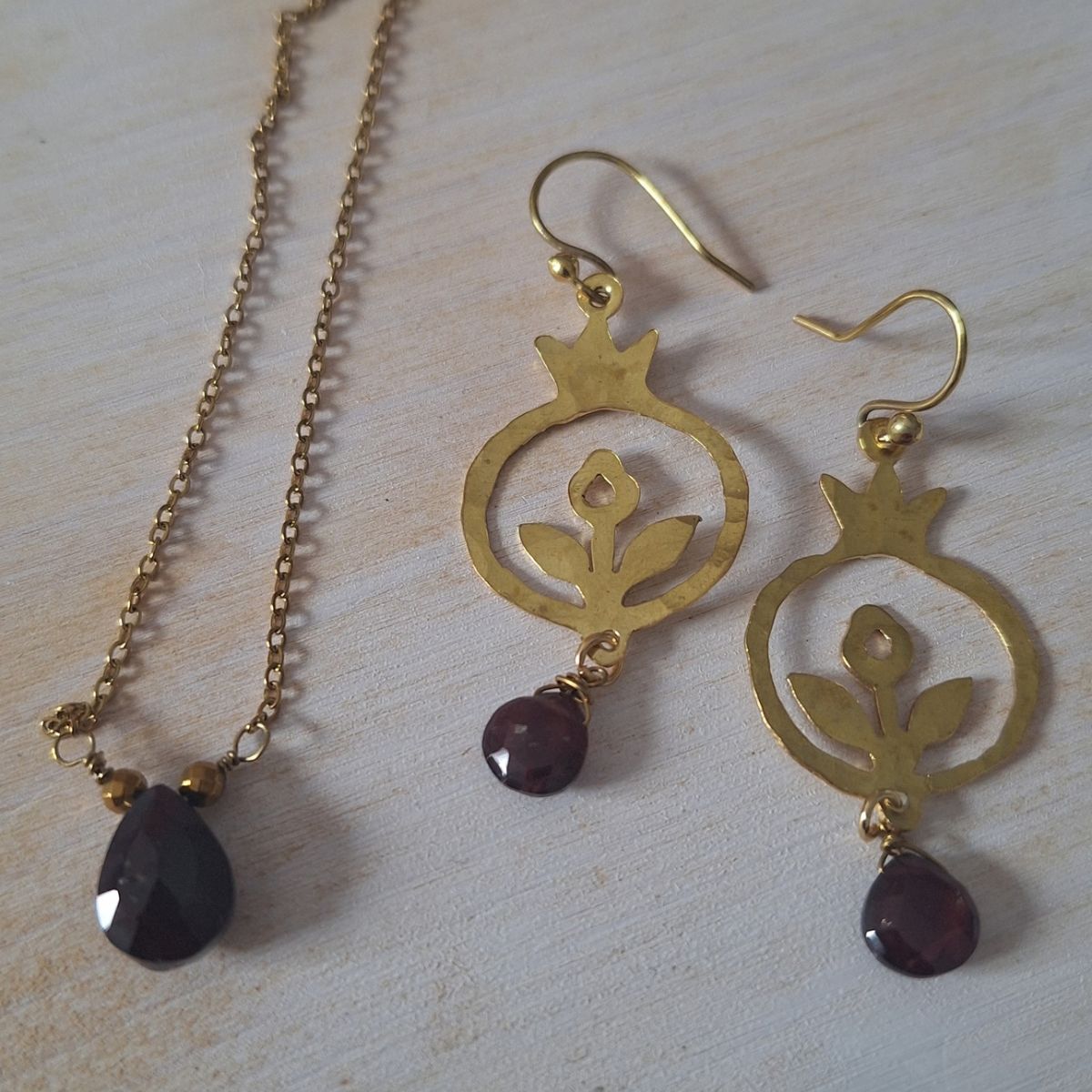 Set orecchini e ciondolo con melograno artigianali in ottone – stile Regency - immagine 3