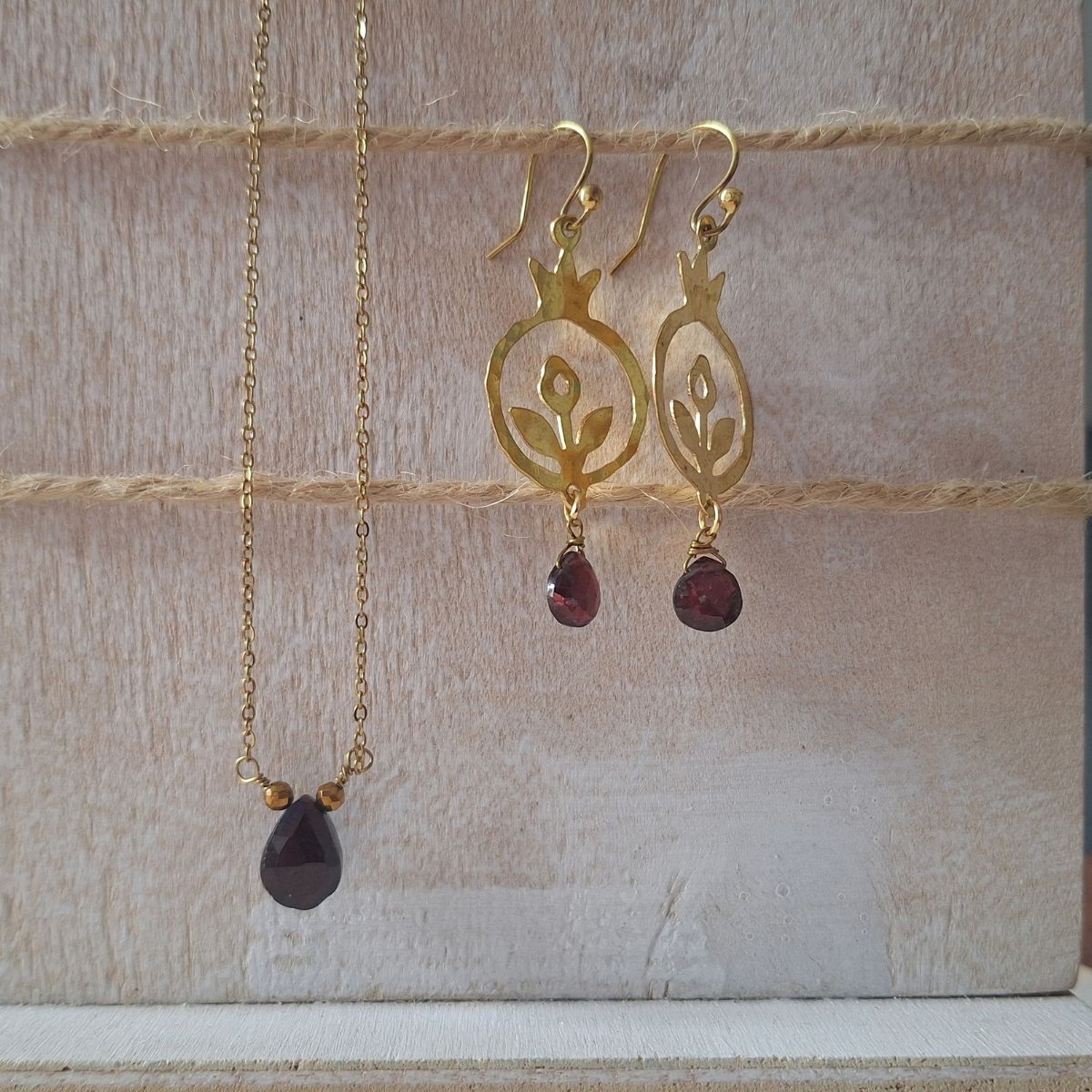 Set orecchini e ciondolo con melograno artigianali in ottone – stile Regency - immagine 2