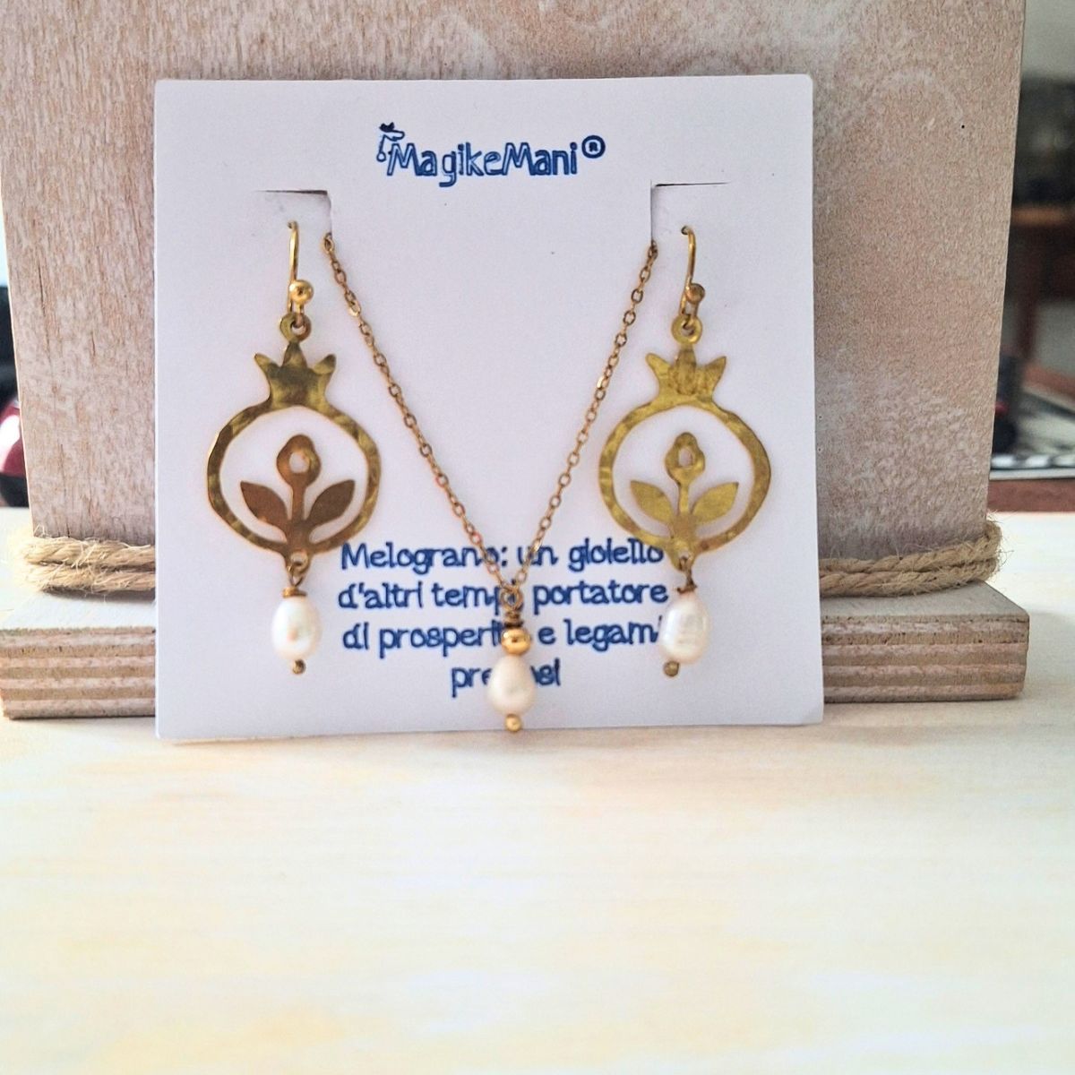 Set orecchini e ciondolo con melograno artigianali in ottone – stile Regency - immagine 6